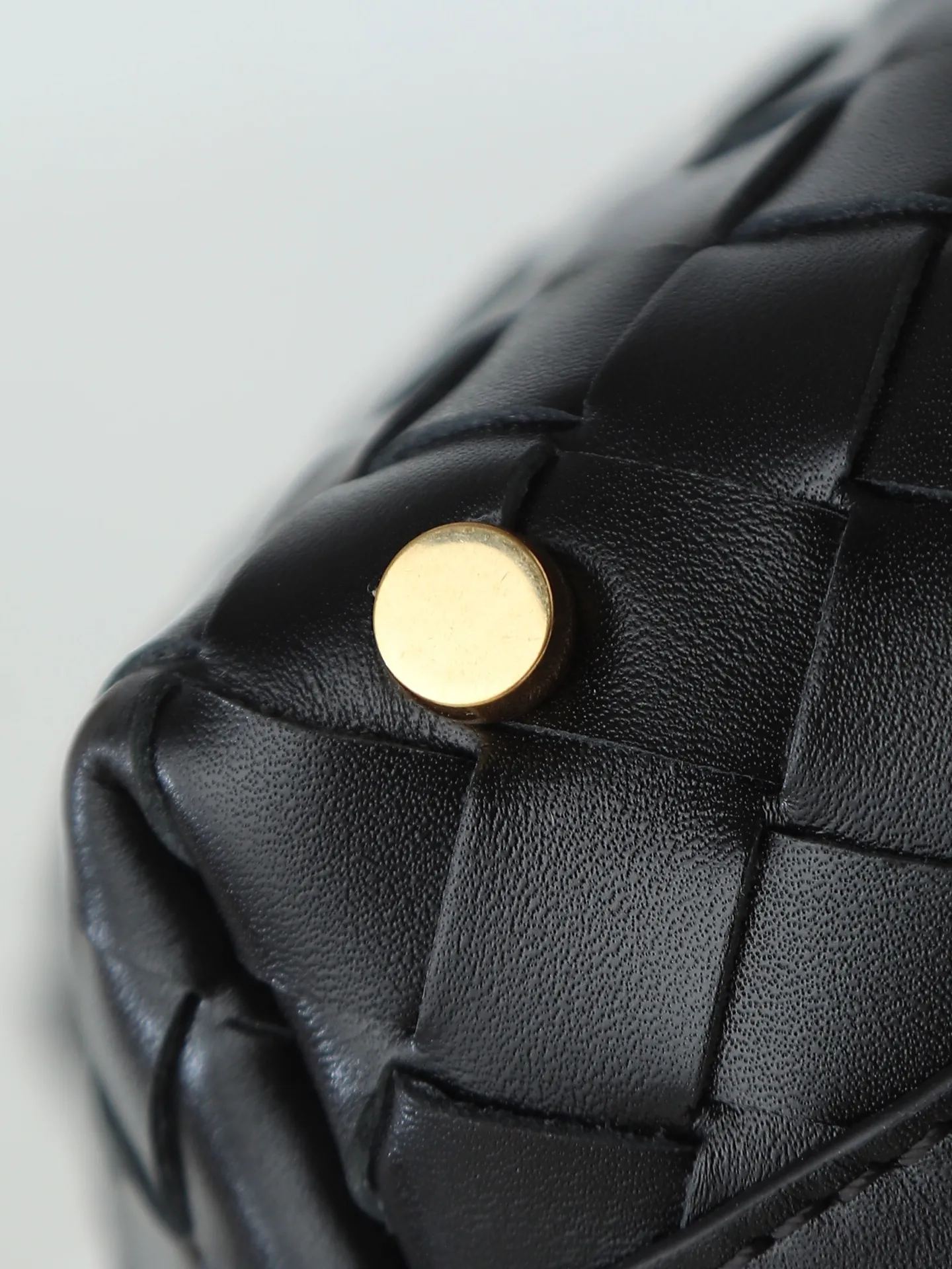 Batch 1620. A lunch bag that is predicted to be popular again this year. The entire bag is made of top-grade naa lambskin. It is very soft and lightweight. It also uses the intrecciato weaving process that the two founders spent several months developing from the beginning of the brand. It is completely hand-woven by Italian craftsmen. It perfectly reflects the craftsmanship of Bottega. The entire bag shape is also a very practical and popular lunch box bag shape. The slightly curved arc of the bag mouth can also better fit our wrists. Style number: 754443 Size: 22*13*9